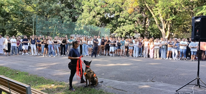 Tűzriadó gyakorlat és mentőkutyás bemutató az iskolában